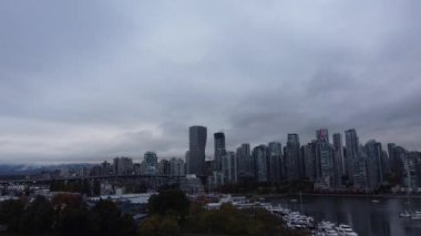 Bulutlu bir günde Vancouver 'ın şehir merkezindeki yakın çekimi.