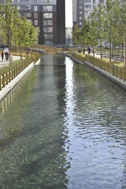 su, nehir, köprü, manzara, gökyüzü, kanal, göl, ağaçlar, park, şehir, doğa, mimari, yeşil, sonbahar, gölet, bina, mavi, yaz, ağaç, bahar, seyahat, yansıma, nehir kenarı
