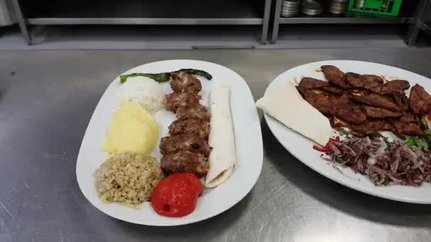 Kebap Voedsel Vlees Turks Kebab Adana Kebab Heerlijk Bord Koken — Stockvideo