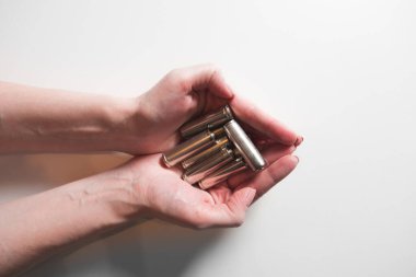 Beyaz arka planda renksiz pilleri tutan ellerin kapatılması