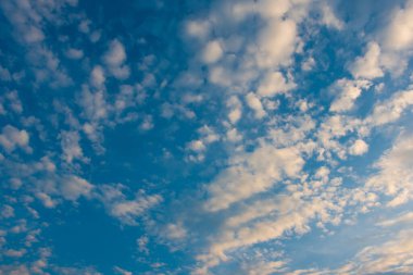 Mavi arkaplanı olan güzel bulutlar. Doğa havası, bulut mavisi gökyüzü