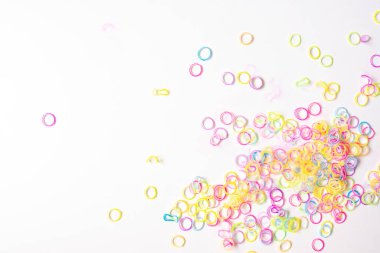 Beyaz arka planda saç için çok renkli çocukların elastik bantları.