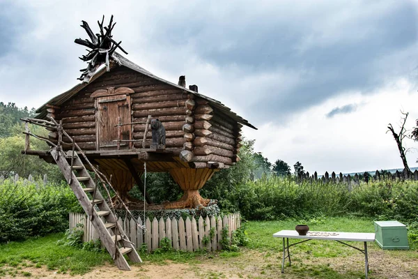 Baba Yaga 'nın evi bulutların arkasında.