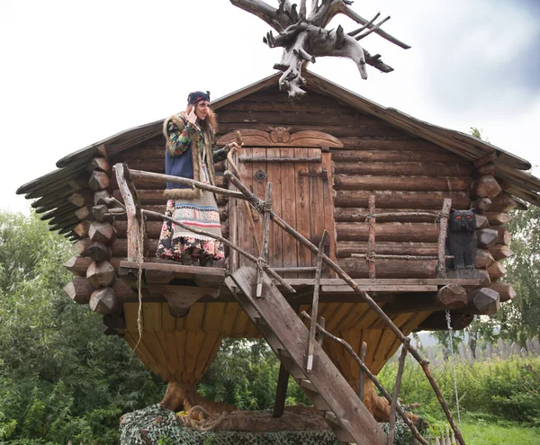 Yekaterinburg, Rusya, 08 / 22 / 2020: Baba Yaga tavuk bacaklarıyla evden çıkıyor