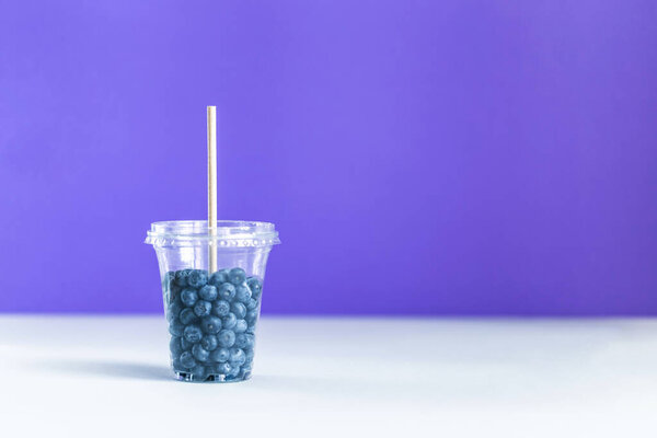 Черника в пластиковом коктейле
