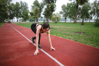 Genç kadın spor yapıyor.
