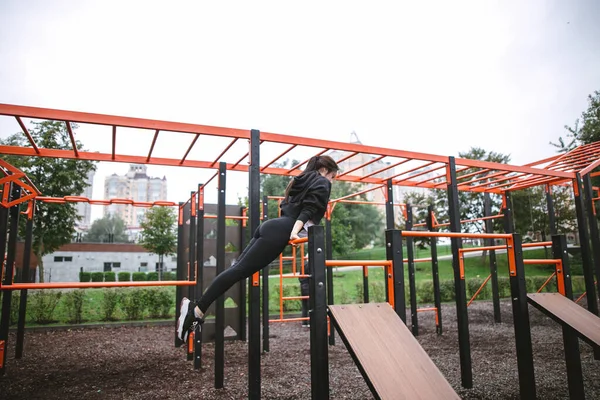 Genç kadın spor yapıyor.