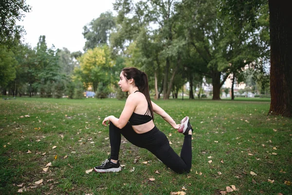 Giovane donna fare l'allenamento gioca sport — Foto Stock