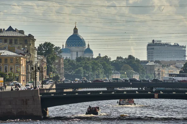 Saint-Petersburg 'daki Fontanka Nehri' nin Kutsal Üçlü Katedrali manzarası