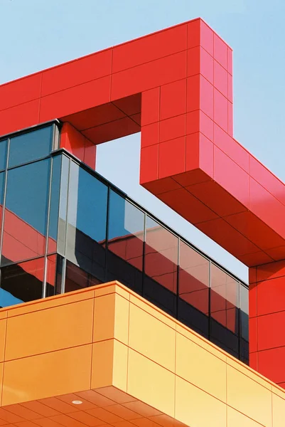 Koyu mavi arka planda kırmızı ve sarı parçaları olan güzel renkli minimalist bina manzarası. Minimalist dairenizin arka planı ya da web sitenizin güzel arka planı olabilir..