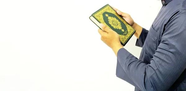 Muž Koránem Svatá Kniha Muslimů — Stock fotografie