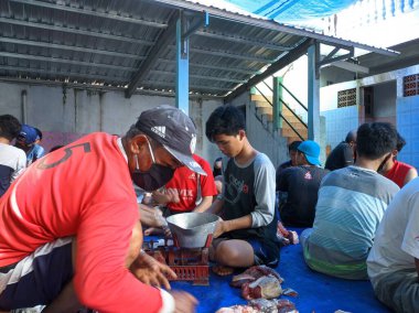 Merkezi Java. Endonezya 'da. 31 Temmuz 2020. Kurban Bayramı Mübarek. Kurbanlık hayvan kurban etmek.