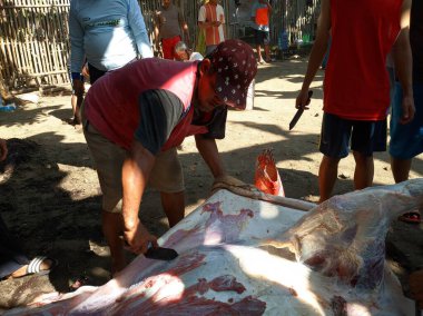 Merkezi Java. Endonezya 'da. 31 Temmuz 2020. Kurban Bayramı Mübarek. Kurbanlık hayvan kurban etmek.