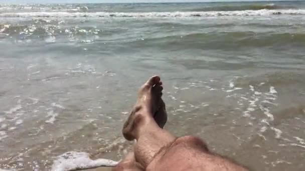 Seorang Pria Pantai Berjemur Ombak Menikmati Suara Laut Dan Gelombang — Stok Video