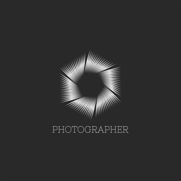 Logotipo o fotógrafo profesional del estudio fotográfico, símbolo de apertura hexagonal abstracta de la lente de la cámara, forma infinita hecha de líneas delgadas degradado de metal moderno — Vector de stock