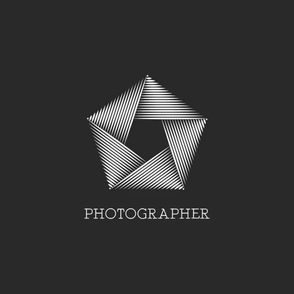 Logotipo del fotógrafo o estudio fotográfico, líneas entrelazadas en blanco y negro abertura de la lente de la cámara símbolo abstracto del pentágono — Vector de stock