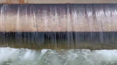 Aralıksız akan bir akarsuda akan yapay şelale, rahatlatıcı bir video.