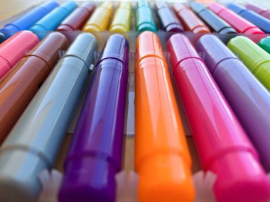 Plastik kutu perspektifi yakın görüş için renkli keçeli kalemler..