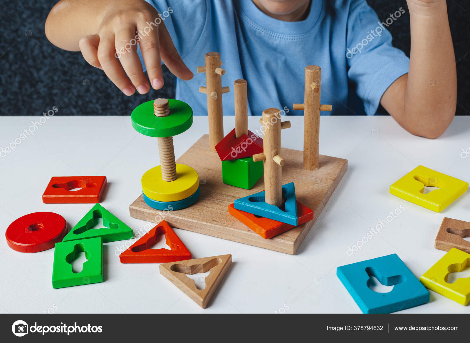Kind Spielt Montessori Spiel Kind Sammelt Holzspielzeug Sortierer  Mehrfarbige Geometrische - Stockfotografie: lizenzfreie Fotos ©  Mrs_Ekaterina_Genn 378794632