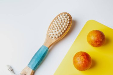 Beyaz arka planda anti-selülit masaj fırçası. Portakal kabuğu selülit konsepti. Lenfatik drenaj masajı. Mesaj için yer. organik kaktüs fırçası