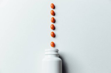 Beyaz arka planda balık yağı kapsüllerini kapatın. Omega 3. E vitamini. Yiyecek arka plan görüntüsü..