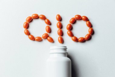 Beyaz arka planda Koenzim Q10 vitamini. Yaşlanmayı önlemek için. İlaçlar ve ilaçlar.