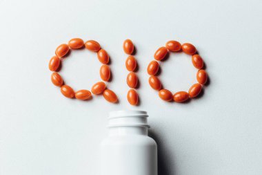 Beyaz arka planda Koenzim Q10 vitamini. Yaşlanmayı önlemek için. İlaçlar ve ilaçlar.