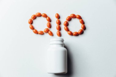 Beyaz arka planda Koenzim Q10 vitamini. Yaşlanmayı önlemek için. İlaçlar ve ilaçlar.
