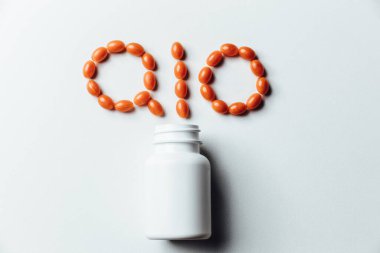 Beyaz arka planda Koenzim Q10 vitamini. Yaşlanmayı önlemek için. İlaçlar ve ilaçlar.