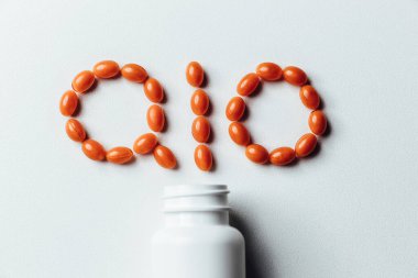 Beyaz arka planda Koenzim Q10 vitamini. Yaşlanmayı önlemek için. İlaçlar ve ilaçlar.