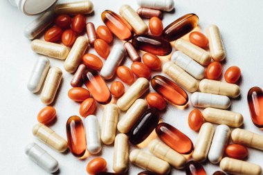 Çeşitli ilaç hapları, haplar ve kapsüller. Geçmiş haplar. Beyaz arka planda çeşitli ilaç tabletleri ve haplar var. Sağlık hizmeti. Üst görünüm. Boşluğu kopyala