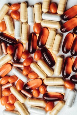 Çeşitli ilaç hapları, haplar ve kapsüller. Geçmiş haplar. Beyaz arka planda çeşitli ilaç tabletleri ve haplar var. Sağlık hizmeti. Üst görünüm. Boşluğu kopyala