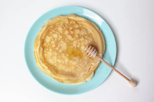 Délicieuses Crêpes Reposent Sur Une Assiette Bleue Crêpes Coulées Avec — Photo