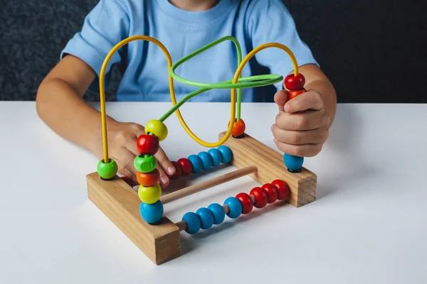 Bambino Gioca Gioco Montessori Ragazzo Raccoglie Smistatore Giocattolo Legno Forme — Foto Stock
