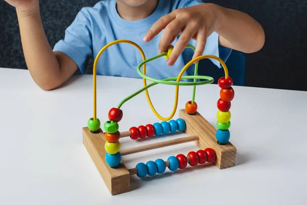 Bambino Gioca Gioco Montessori Ragazzo Raccoglie Smistatore Giocattolo Legno Forme — Foto Stock