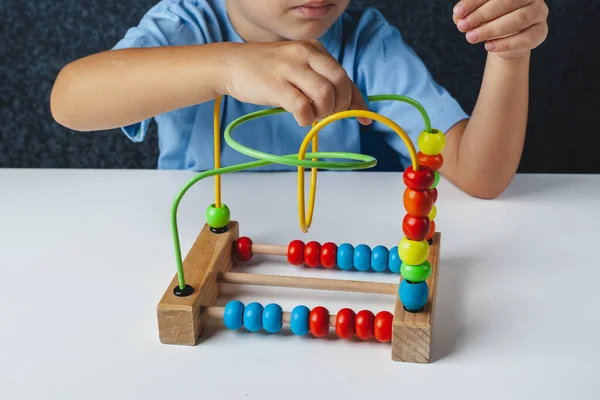 Dziecko Gra Montessori Dzieciak Zbiera Drewniany Sorter Zabawek Wielobarwne Kształty — Zdjęcie stockowe