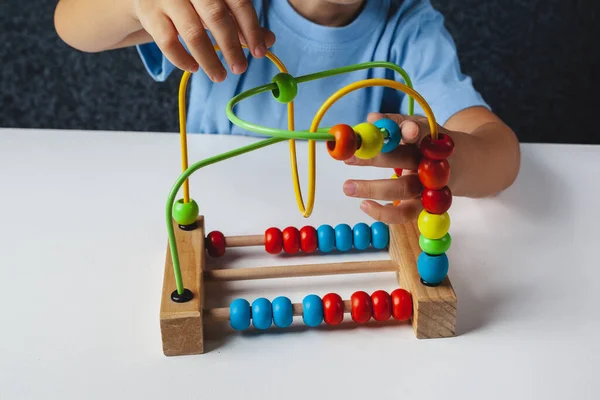 Bambino Gioca Gioco Montessori Ragazzo Raccoglie Smistatore Giocattolo Legno Forme — Foto Stock