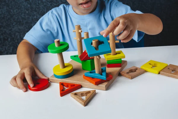 Dítě Hraje Montessori Hru Kluk Sbírá Dřevěnou Hračku Mnohobarevné Geometrické — Stock fotografie
