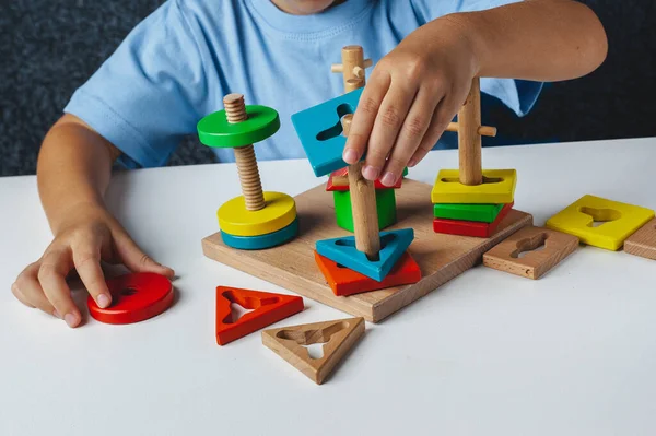 Dítě Hraje Montessori Hru Kluk Sbírá Dřevěnou Hračku Mnohobarevné Geometrické — Stock fotografie