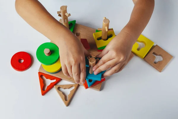 Bambino Gioca Giocattolo Montessori Sorter Logico Multicolore Sfondo Bianco Mani — Foto Stock