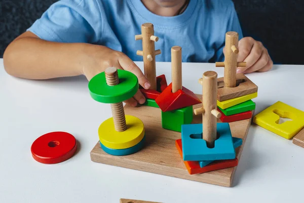 Kind Speelt Montessori Speelgoed Veelkleurige Logica Sorteerder Witte Achtergrond Baby — Stockfoto