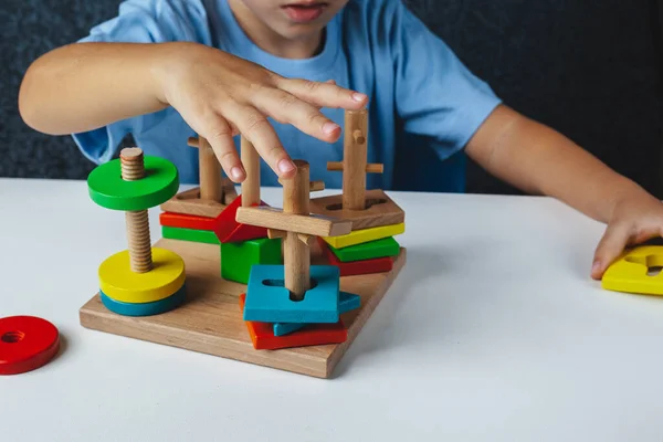 Dziecko Bawi Się Zabawkę Montessori Kolorowy Sorter Logiczny Białym Tle — Zdjęcie stockowe