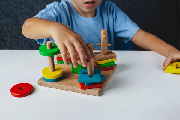 Bambino Gioca Giocattolo Montessori Sorter Logico Multicolore Sfondo Bianco Mani — Foto Stock