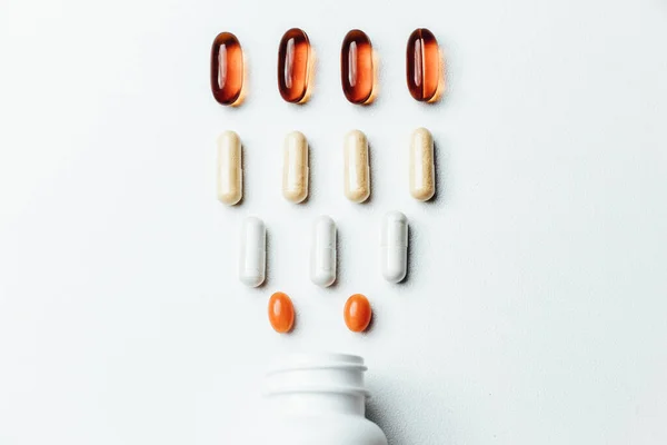 Sortiment Farmaceutické Medicíny Pilulky Tablety Tobolky Láhev Bílém Pozadí Kopírovat — Stock fotografie