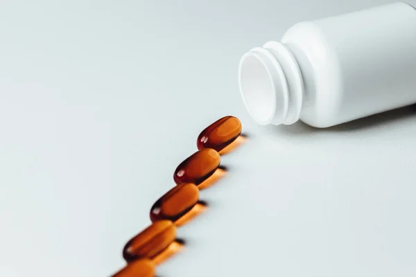 Válogatott Gyógyszerészeti Gyógyszer Tabletták Tabletták Kapszulák Üveg Fehér Alapon Szöveg — Stock Fotó