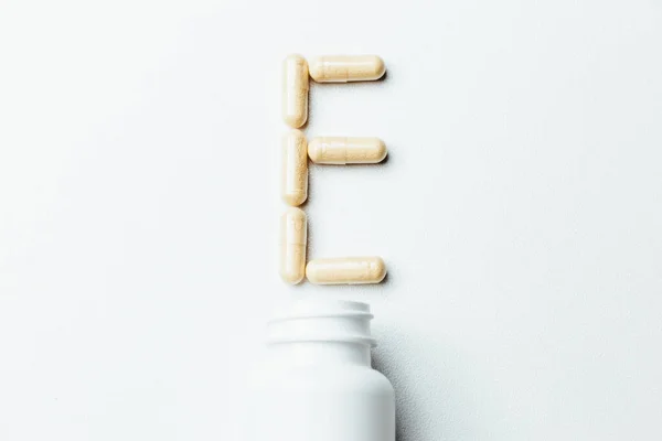Vitamin Levél Sárga Tabletták Fehér Alapon Minimalista Orvosi Fogalom Kilátás — Stock Fotó