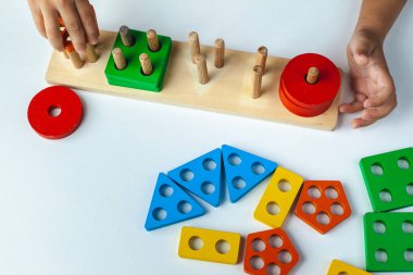  Montessori Tahta oyuncağı, şekil öğrenmek için. Birden beşe kadar olan sayılar. Çok renkli şekiller daire, kare, dikdörtgen, üçgen, beş gon.