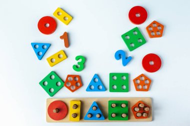  Montessori Tahta oyuncağı, şekil öğrenmek için. Birden beşe kadar olan sayılar. Çok renkli şekiller daire, kare, dikdörtgen, üçgen, beş gon.