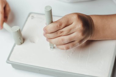 Arkeolojik kazılar. Eller beyaz arka planda. dinozor iskeleti