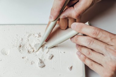 İskelet ve arkeolojik aletler. Kazı fosili eğitimi. Gerçek kazılar gibi. Arkeolojik aletler, arkeolog, yakın plan, el ve alet. Arkeolojik kazılar beyaz arka planda kapanıyor. dinozor iskeleti